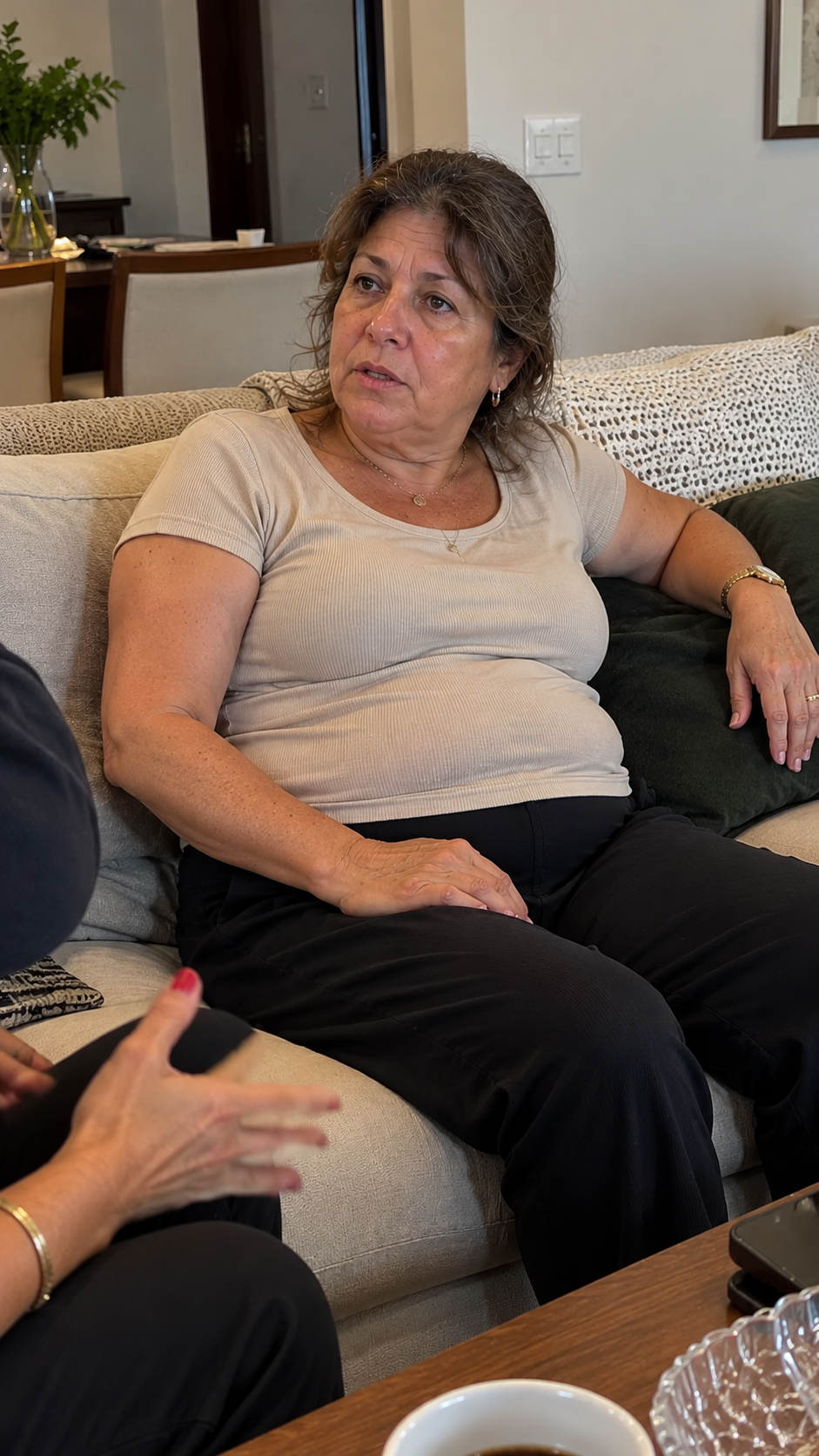 Rosana antes: sentada no sofá da sala, conversando